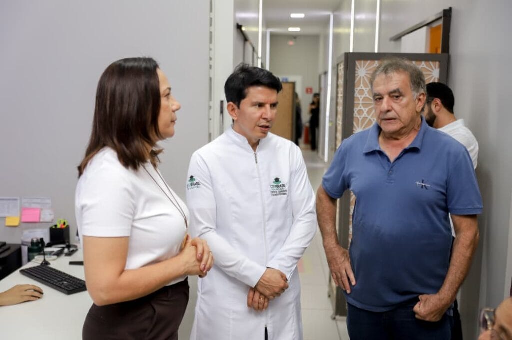 Governadora Mailza Assis visita clínica MED’AC e conhece projeto de capacitação médica no Acre
