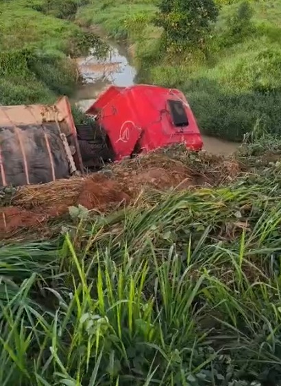 Caminhão carregado com cimento tomba em ribanceira na BR-364 entre Manoel Urbano e Feijó