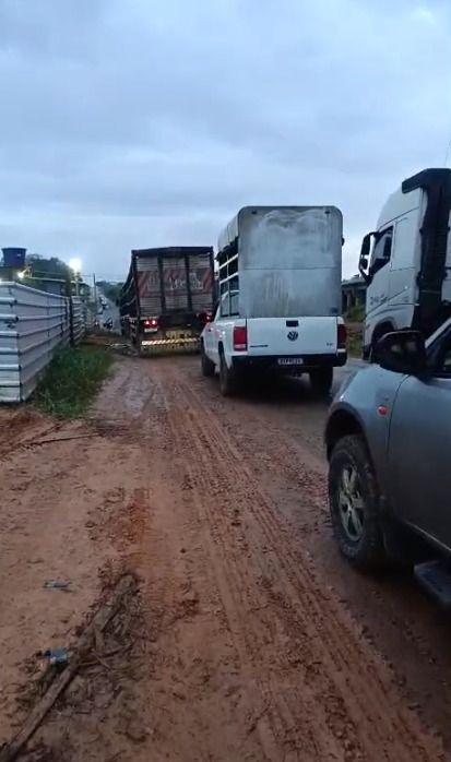 Caminhão com problema mecânico interdita ponte do Caeté entre Sena Madureira e Manoel Urbano