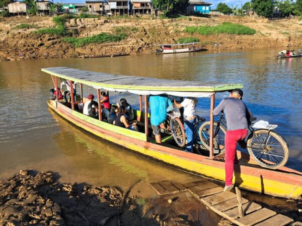 Catraia contratada pelo governo garante travessia de moradores em Sena Madureira após queda da ponte.