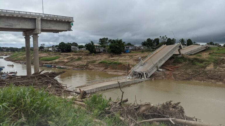 Impactos ambientais e econômicos causados pelos escombros da ponte no Rio Iaco em Sena Madureira.