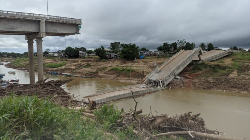 Impactos ambientais e econômicos causados pelos escombros da ponte no Rio Iaco em Sena Madureira.