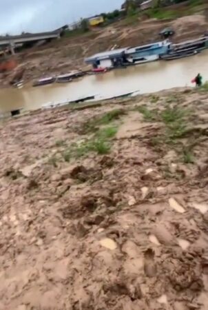 Moradora mostra dificuldades no segundo distrito de Sena Madureira após desabamento da Ponte Frei Paolino Baldassari.