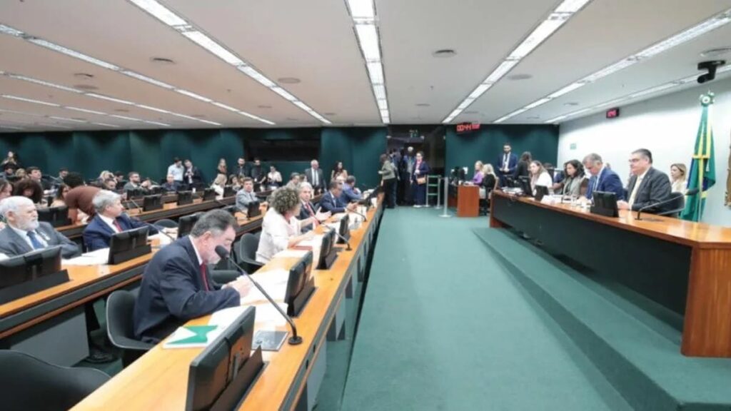 PEC da redução da maioridade penal avança na Câmara dos Deputados e segue para comissão especial.