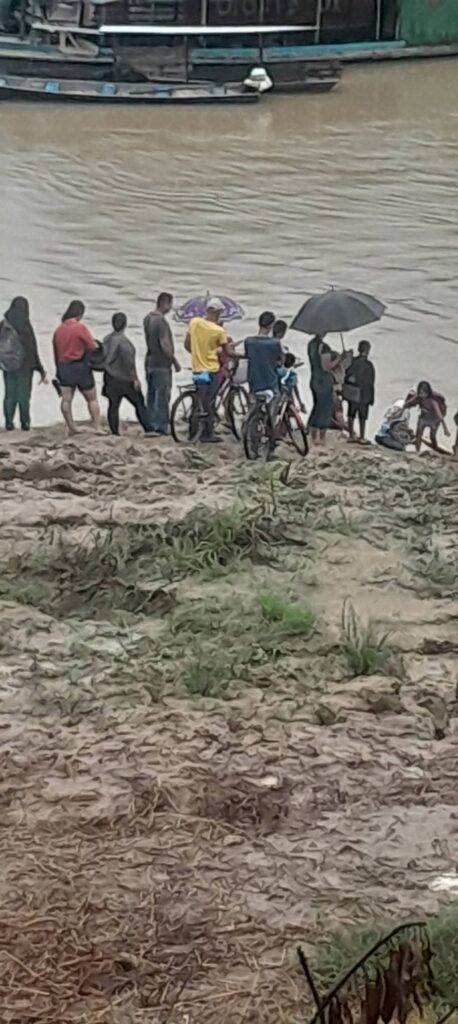 Fila no porto da catraia em Sena Madureira após desabamento da ponte.