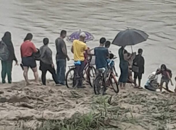 Fila no porto da catraia em Sena Madureira após desabamento da ponte.