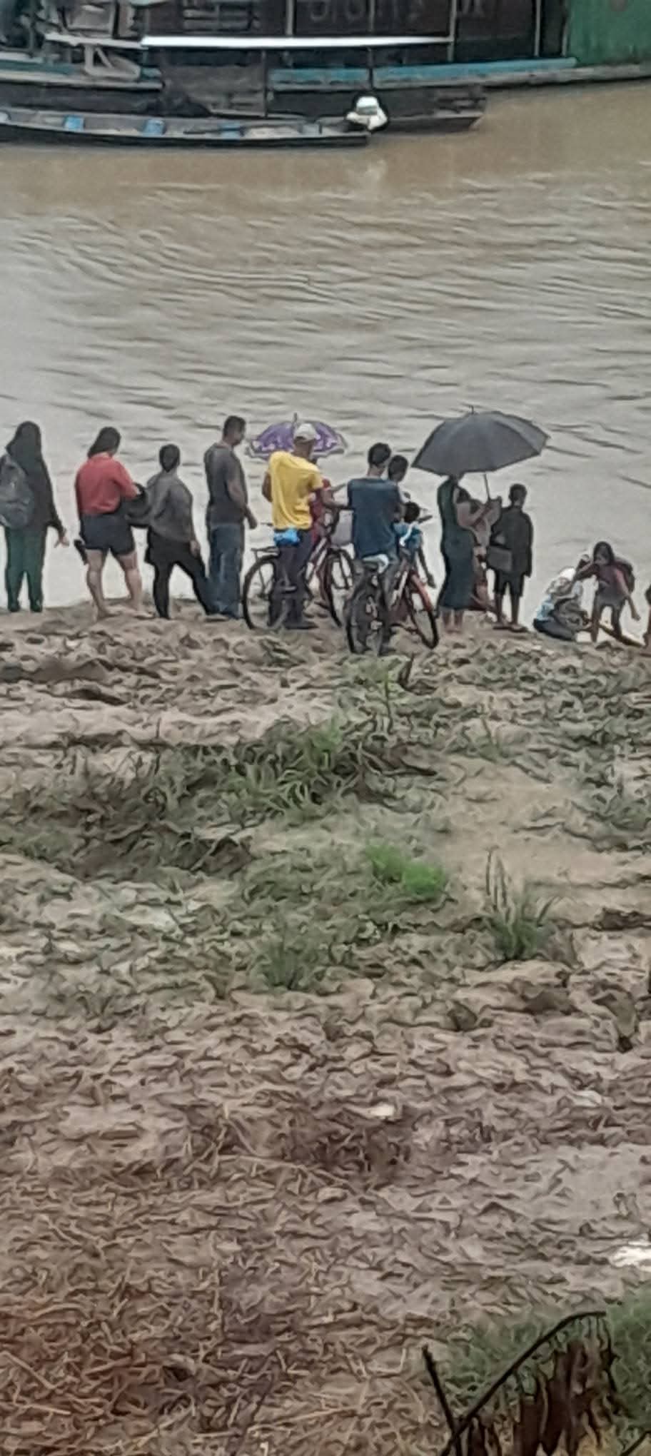 Fila se forma no porto da catraia de Sena e população pede reforço na travessia em Sena Madureira