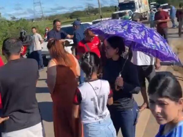 Manifestação interditou trecho da BR-364 em Sena Madureira nesta quinta-feira (11).