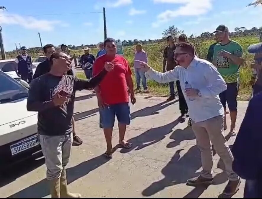 Protesto na BR-364 gera tensão entre manifestantes e motoristas em Sena Madureira