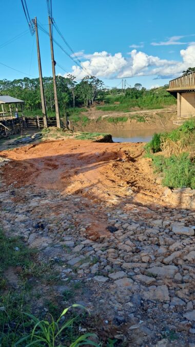 Prefeitura realiza melhorias no Porto do Arlindo, ao lado da ponte da BR-364, para garantir escoamento de ribeirinhos
