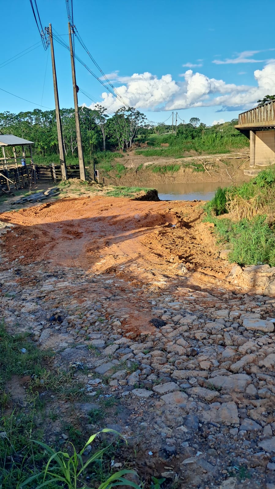 Prefeitura realiza melhorias no Porto do Arlindo, ao lado da ponte da BR-364, para garantir escoamento de ribeirinhos