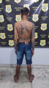 Polícia Civil prende “Caveirinha” suspeito de homicídio com sinais de tortura em Tarauacá Polícia Civil e Militar prendem suspeito de homicídio conhecido como “Caveirinha” em Tarauacá durante festa.