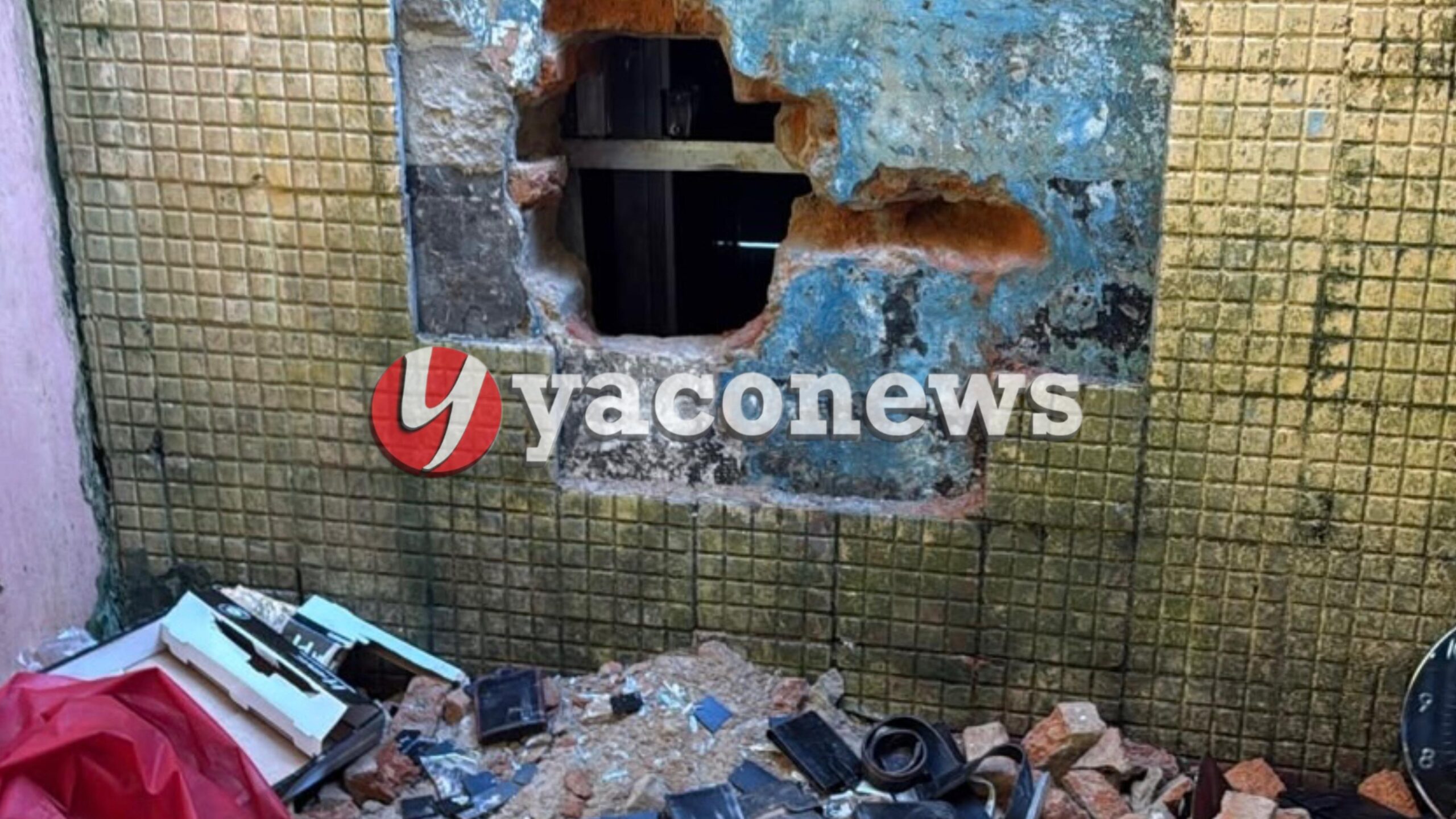 Quadrilha faz reféns em beco, abre buraco em parede e furta joalheria tradicional no Mercado Velho
