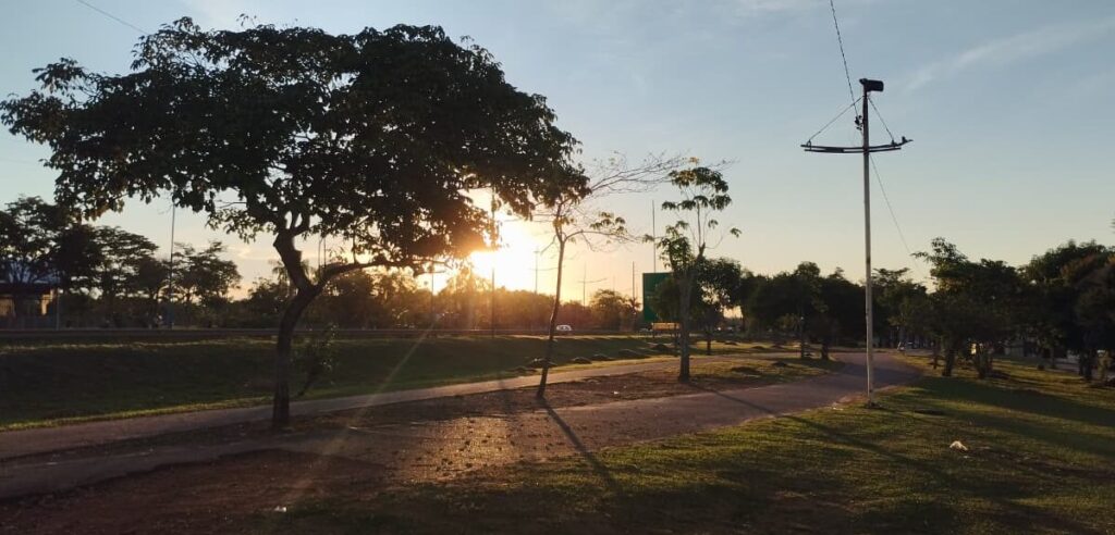 Céu parcialmente nublado em dia quente no Acre durante previsão de tempo com sol e possibilidade de chuvas isoladas.