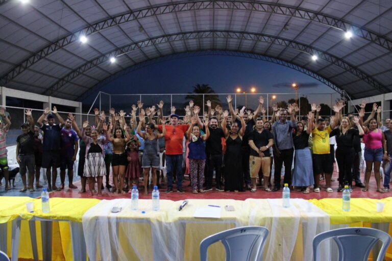 Moradores de Sena Madureira participam de ato por melhorias após queda da ponte Frei Paolino.