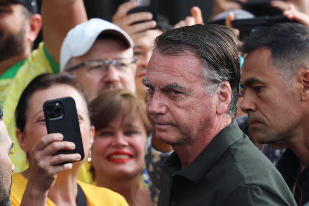 Arma registrada em nome de Jair Bolsonaro é apreendida durante blitz no Distrito Federal