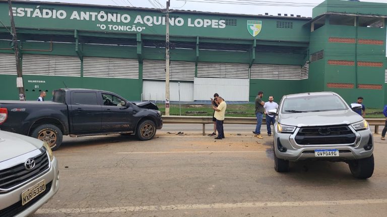 Acidente entre Ranger e Hilux provoca congestionamento na Via Verde em Rio Branco