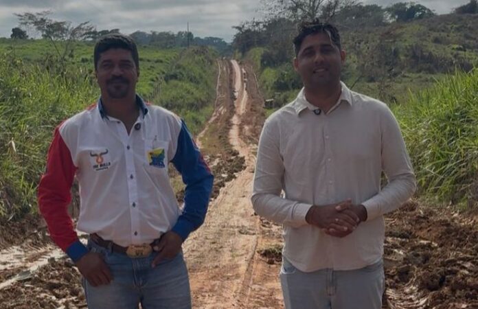 Vereadores Real e Obede acompanham reabertura do Ramal do 15 Cassirian e da Estrada Linha Seca em Sena Madureira.