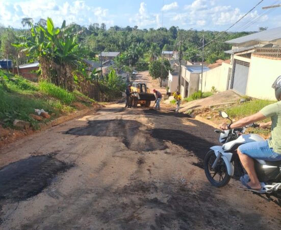 Operação tapa-buracos no bairro Jardim Primavera em Sena Madureira.