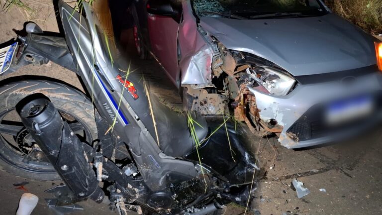 Acidente entre carro e moto em Rio Branco deixou dois feridos e revelou que motociclista era foragido da Justiça da Vara de Delitos de Organizações Criminosas.