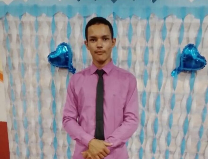Corpo de jovem vítima de acidente é velado em Sena Madureira e reúne familiares
