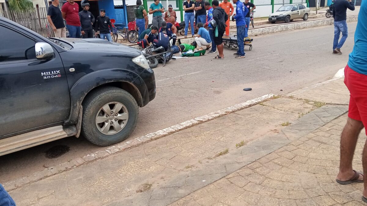 Acidente em Sena deixa motociclista ferido após colisão com caminhonete estacionada