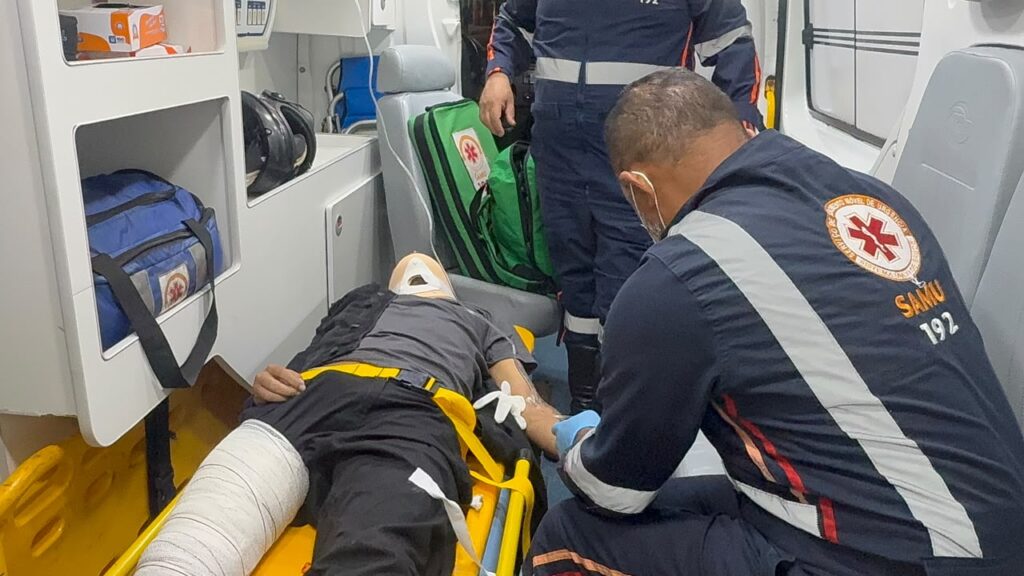 Motociclista de 23 anos fica ferido após colisão com caminhonete na Avenida Sobral, em Rio Branco