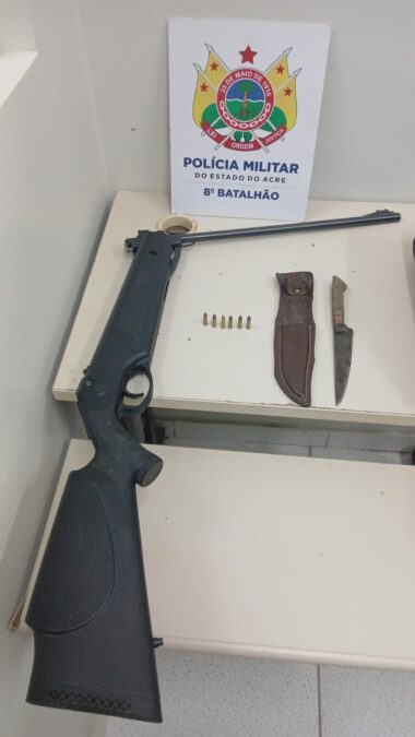 Homem é preso por violência doméstica em Sena Madureira e polícia apreende arma de fogo