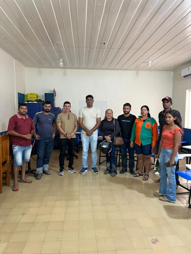 Vereador Real participa de reunião em Sena Madureira para discutir melhorias no transporte escolar na zona rural.