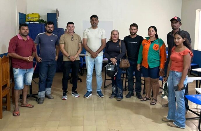 Vereador Real participa de reunião em Sena Madureira para discutir melhorias no transporte escolar na zona rural.