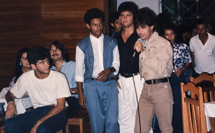 Registro histórico relembra apresentação de Zezé Di Camargo no antigo Municipal Yaco Clube antes do sucesso ao lado de Luciano.