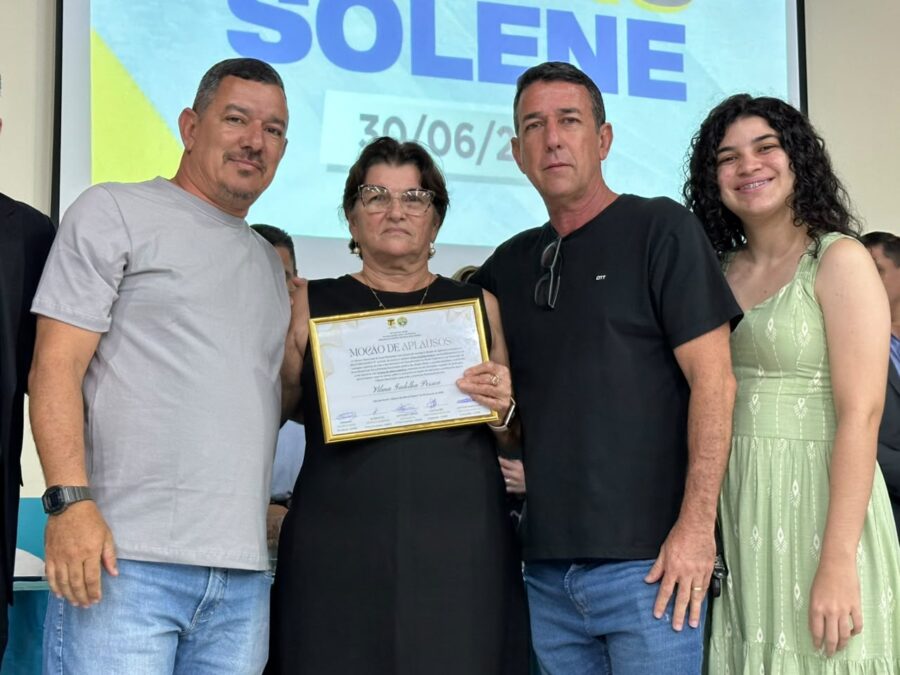 Após 58 anos de dedicação, Dona Vilma emociona ao ser homenageada pela Câmara de Sena Madureira