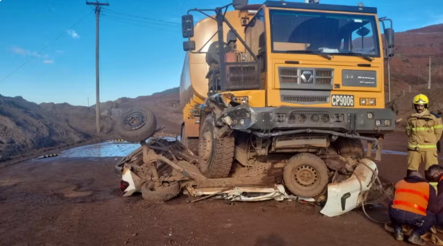 Trabalhador morre em acidente entre caminhão-pipa e caminhonete em mina de Congonhas; veículo ficou destruído