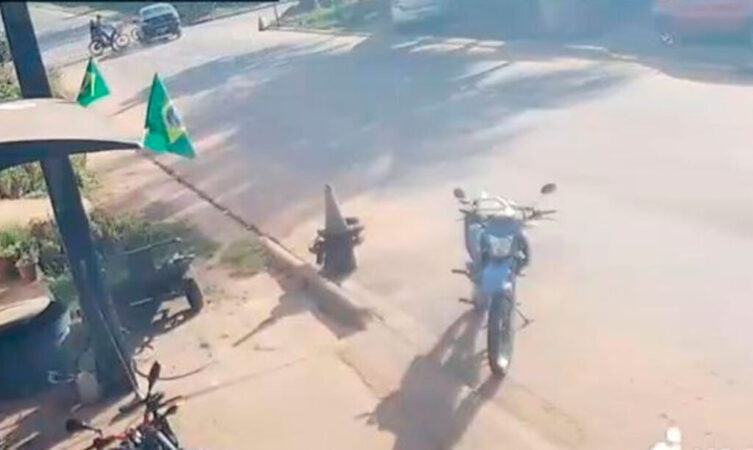Viaturas policiais e movimentação de pessoas isolando área de acidente de trânsito em rua de Sena Madureira.