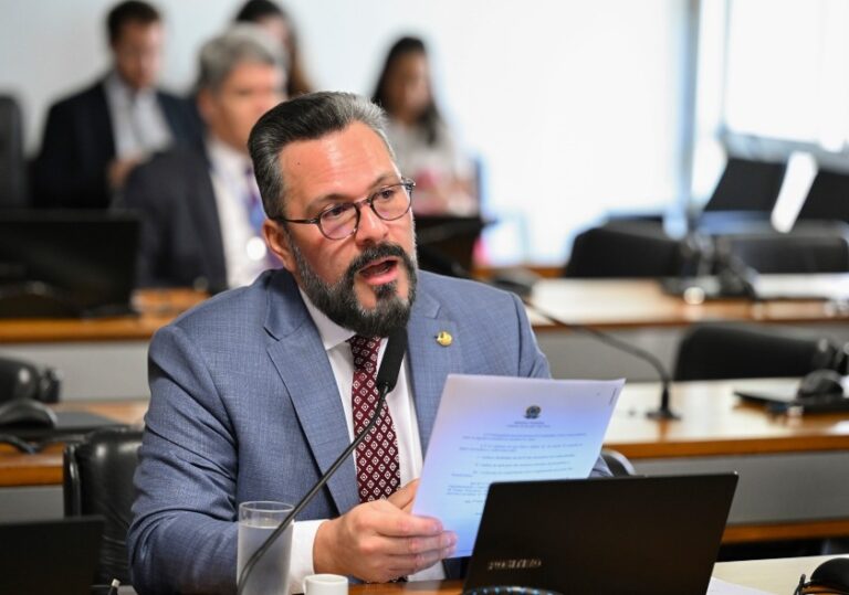 Justiça Eleitoral determina retirada de outdoors ligados a Alan Rick em Rio Branco sob suspeita de propaganda antecipada.
