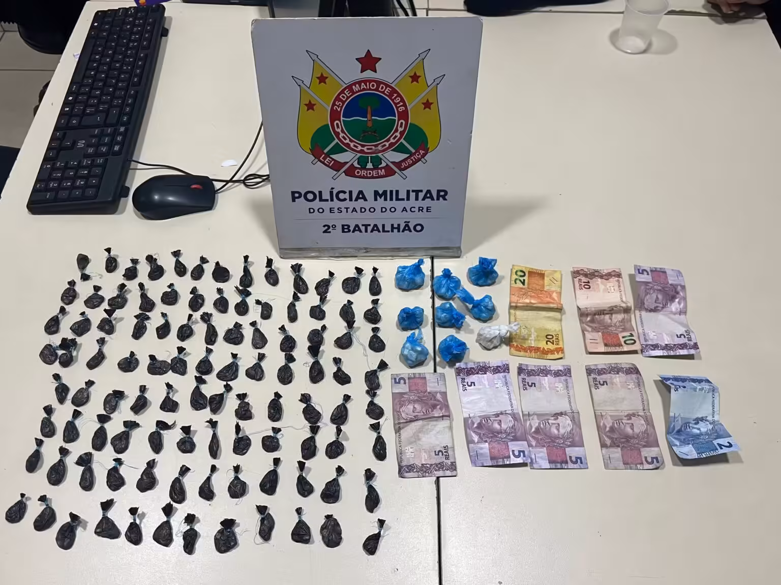 PM apreende 213 porções de drogas e prende quatro suspeitos em balneário de Rio Branco