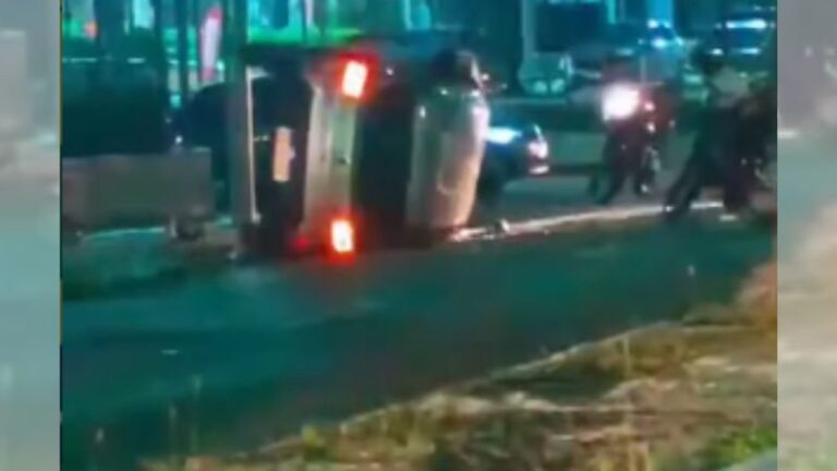 Sequestro termina em perseguição policial com carro capotado durante fuga de criminosos.