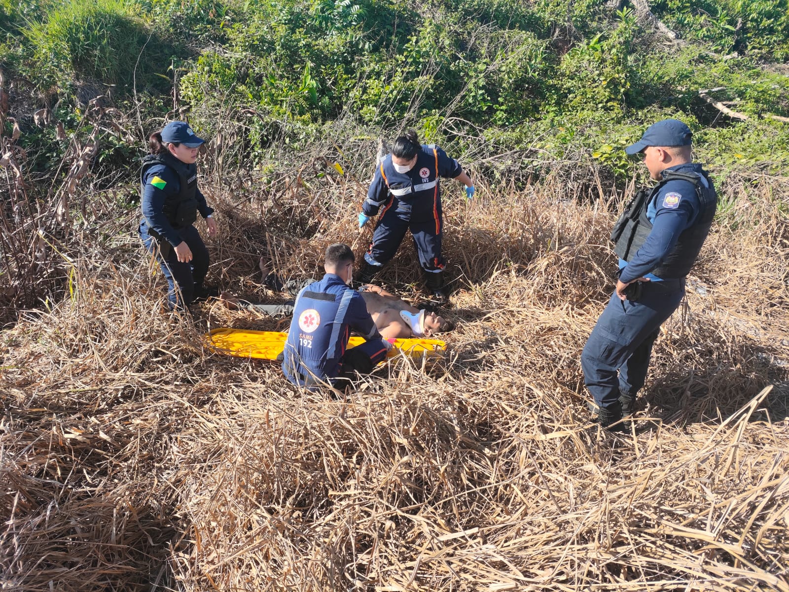 Policiais militares recebem reconhecimento por atuação humanizada em ocorrência na BR-364 em Acrelândia