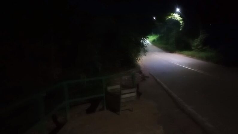 Morador registra falta de iluminação em bica de água no bairro Ana Vieira, em Sena Madureira.