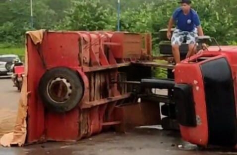 Caminhão tomba na via verde e provoca congestionamento em Rio Branco