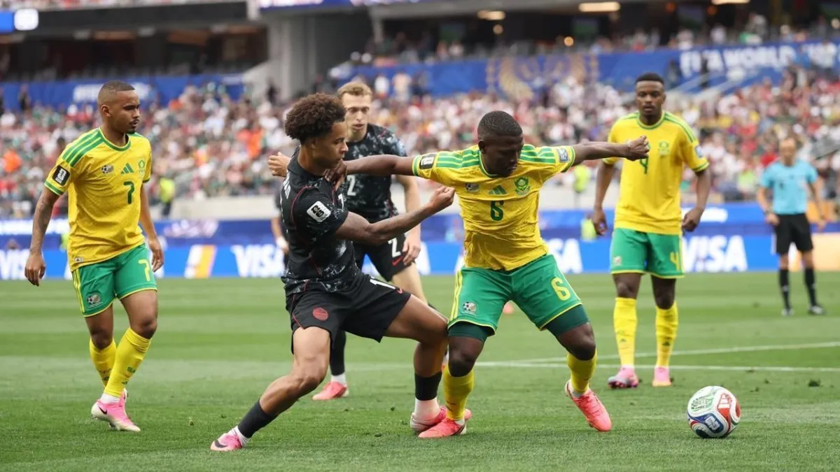 Canadá vence África do Sul e faz história com classificação inédita às oitavas da Copa do Mundo
