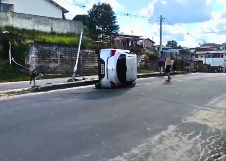Carro capota após atingir estrutura em avenida de Cruzeiro do Sul