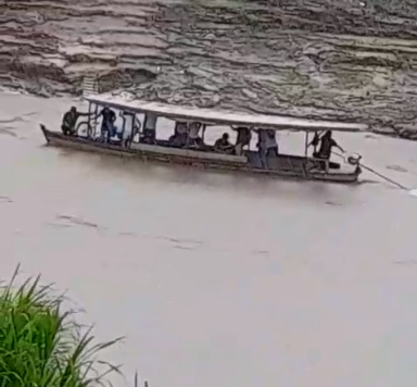 Moradores denunciam superlotação em catraia após queda da Ponte Frei Paolino em Sena Madureira