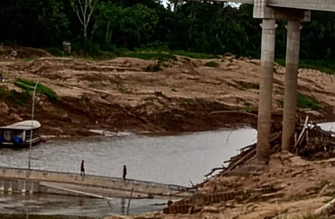 Moradores atravessam ponte destruída em Sena Madureira
