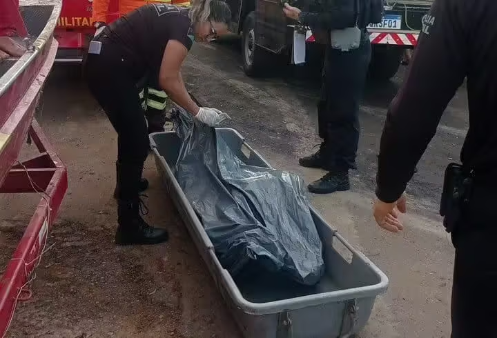 Corpo encontrado boiando no Rio Acre sendo resgatado por bombeiros em Rio Branco