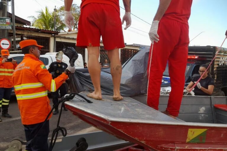 Corpo encontrado boiando no Rio Acre sendo resgatado por bombeiros em Rio Branco