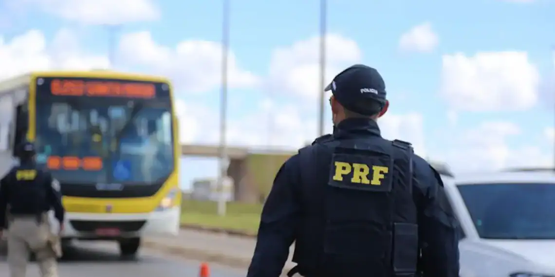 PRF inicia Operação Corpus Christi com foco em ônibus e vans nas rodovias federais
