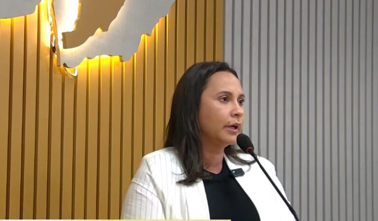 Helissandra Matos durante sessão da Câmara de Sena Madureira