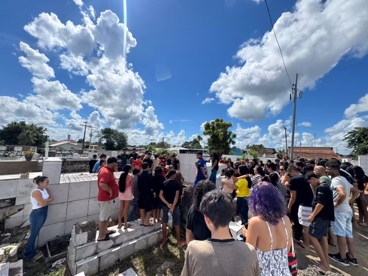 Luto Coletivo: Sob forte comoção, adolescente de 15 anos é sepultado em Sena Madureira