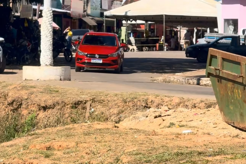Erosão avança em rua histórica no Centro de Sena Madureira; moradores cobram solução
